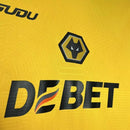 Kit Infantil Wolverhampton Home 2024/25 Castore dourado com detalhes pretos, uniforme oficial para crianças de 3 a 13 anos
