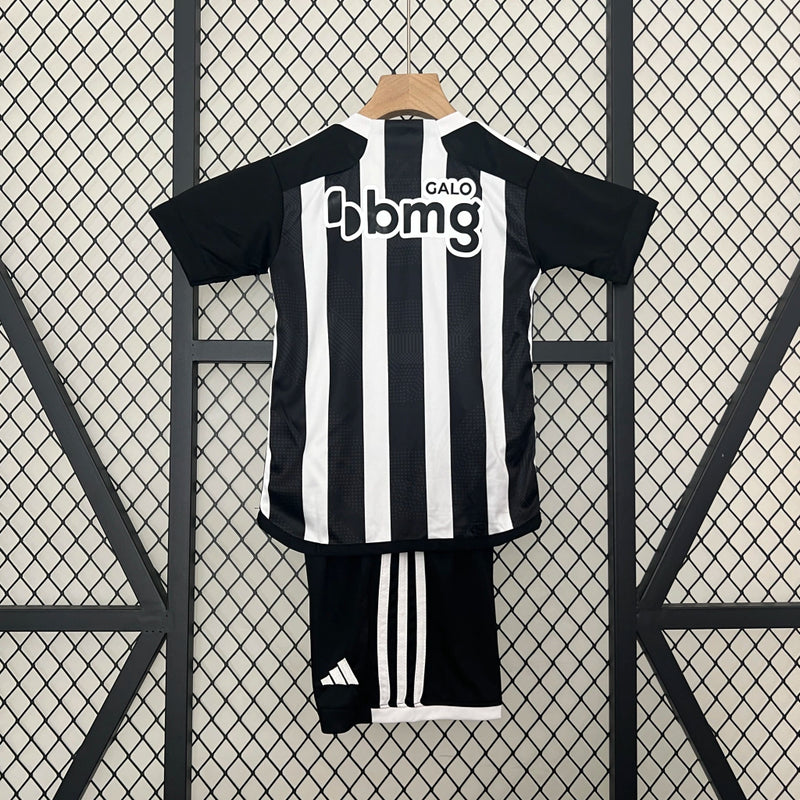 Kit Infantil Atlético Mineiro Home 2024/25 Adidas, camisa listrada preta e branca com shorts e meias, uniforme oficial para crianças torcedoras do Galo."