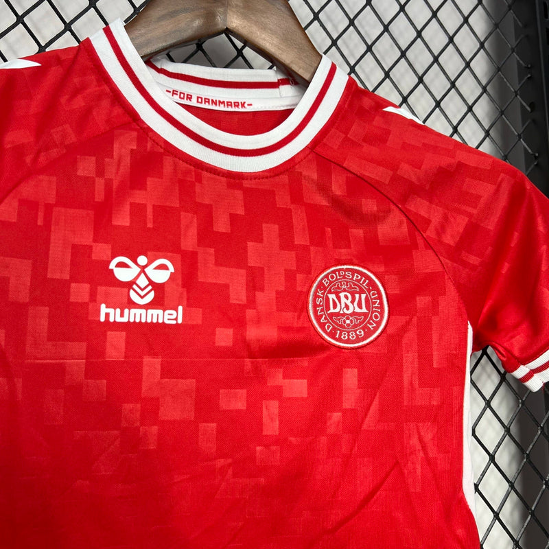 Kit Infantil Dinamarca Home I 2024/25 Hummel – uniforme infantil com camisa e short, tecido leve e confortável, modelo oficial da Seleção Dinamarquesa.