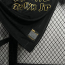 Camisa Santos Charlie Brown Jr 2024/25 Umbro detalhe do escudo e elementos gráficos da banda