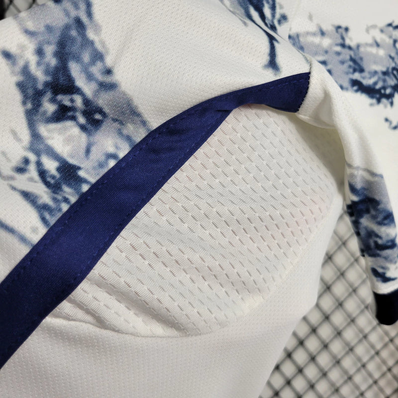 Camisa Itália Away II 2023/24 Adidas Torcedor masculina, off white, com escudo da seleção italiana no peito e três listras Adidas nos ombros, feita em tecido leve e respirável, modelo com caimento torcedor mais solto e confortável, ideal para torcer com estilo e autenticidade.”