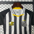 Kit Infantil Santos Home 2025/26 Umbro, camisa branca tradicional com shorts e meias, uniforme oficial para crianças de 3 a 13 anos, ideal para pequenos torcedores do Peixe."