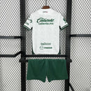 Kit Infantil Club León Away II 2025/26 – Parte traseira da camisa e shorts, design away para jovens torcedores