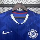 Imagem da Camisa Chelsea Home 2025/26 Torcedor Nike Masculina na cor azul royal, com escudo do clube bordado no peito esquerdo e logo da Nike no lado direito. Design moderno com detalhes sutis, gola careca e tecido com tecnologia Dri-FIT. Produto oficial da temporada 2025/2026