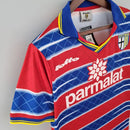 Camisa Parma Goleiro 1998/99 Retrô Masculina Vermelha e Azul com escudo histórico bordado, design vintage e inspiração nos goleiros lendários do futebol italiano.