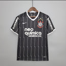 Camisa retrô do Corinthians modelo Away 2011/12 para torcedor masculino, preta com listras verticais cinza, escudo do clube bordado no peito esquerdo, logo Nike branco no peito direito e gola em V."