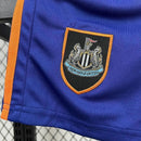 Kit Infantil Newcastle Third III 2025/26 Adidas, camiseta e shorts oficiais em preto com detalhes em branco e dourado, para crianças de 3-4 a 12-13 anos, design moderno e confortável, ideal para pequenos torcedores e colecionadores."