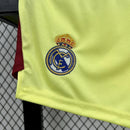 Kit Infantil Real Madrid Goleiro 2025/26 Adidas Amarelo, camiseta e shorts oficiais, disponível para crianças de 3-4 a 12-13 anos, confortável e ideal para pequenos goleiros e torcedores mirins."