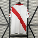 Camisa River Plate Home 1998/99 Adidas Retrô Masculina oficial, modelo branco com faixa diagonal vermelha, escudo bordado e design clássico da temporada histórica.
