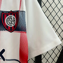 Camisa San Lorenzo Away II 2024/25 Nike Torcedor Masculina branca com detalhes em azul e vermelho, escudo estampado do clube argentino e tecido leve e respirável para torcedores."