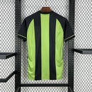 Camisa América Mineiro Home 2025/26 Volt Torcedor Masculina verde e preta com listras verticais, escudo oficial bordado no peito e logo Volt estampado, modelo oficial de jogo para torcedores.