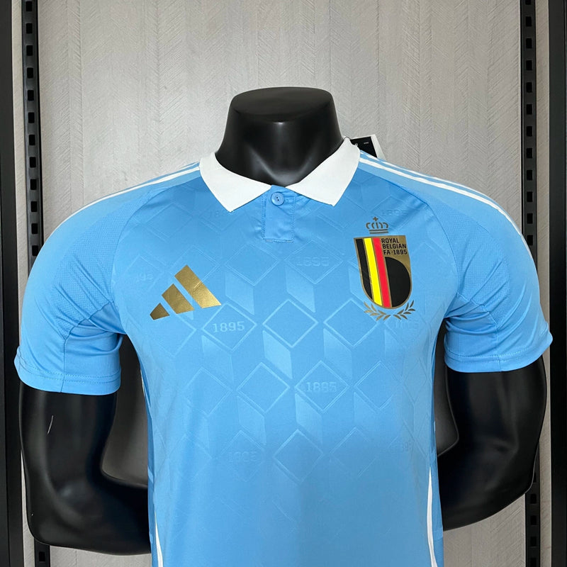 Camisa Bélgica Away II 2024/25 Adidas Jogador masculina, azul com detalhes em amarelo, escudo da seleção belga no peito e três listras Adidas nos ombros, modelo com caimento justo e tecnologia HEAT.RDY para ventilação e conforto, ideal para treinos intensos e torcer com estilo.”