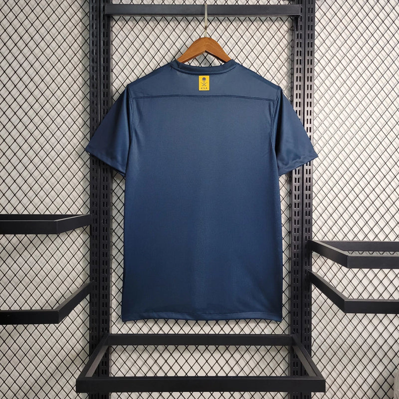 Camisa Al-Nassr Away (2) 2023/24 Nike Torcedor Masculina com design moderno em cores exclusivas azul e amarelo, escudo oficial estampado e tecido leve com tecnologia Dri-FIT para alta respirabilidade e conforto.