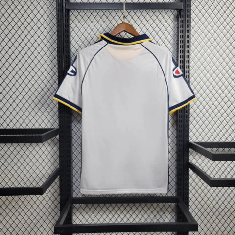 Camisa Parma Away II 2003/04 Retrô Masculina Branca com detalhes azuis e dourados, escudo histórico bordado e design clássico inspirado na era de ouro do clube.”