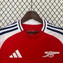 Camisa Arsenal Home (1) 2024/25 Masculina Adidas para torcedor, vermelha com detalhes brancos, modelo oficial do clube inglês, ideal para fãs e colecionadores.