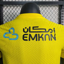 "Camisa Al-Ittihad Home I 2022/23 Nike Jogador Masculina na cor amarela com detalhes em preto, versão player slim fit, tecnologia Dri-FIT ADV, escudo em TPU premium – uniforme titular do Al-Ittihad Club da Arábia Saudita."