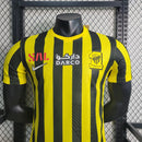 "Camisa Al-Ittihad Home I 2022/23 Nike Jogador Masculina na cor amarela com detalhes em preto, versão player slim fit, tecnologia Dri-FIT ADV, escudo em TPU premium – uniforme titular do Al-Ittihad Club da Arábia Saudita."