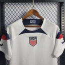 Camisa Estados Unidos Home I 2022/23 Nike Torcedor Masculina branca, uniforme principal USA soccer, escudo da seleção bordado, tecido leve e respirável, corte masculino."
camisa Estados Unidos 2022/23 branca
camisa USA soccer Home masculina
camisa seleção EUA torcedor
uniforme principal Estados Unidos Nike