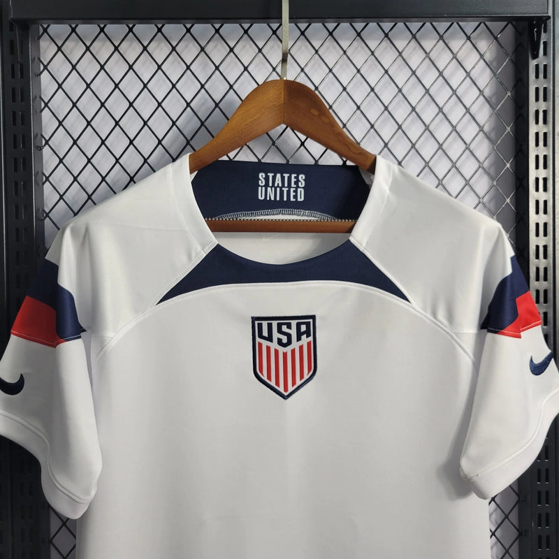 Camisa Estados Unidos Home I 2022/23 Nike Torcedor Masculina branca, uniforme principal USA soccer, escudo da seleção bordado, tecido leve e respirável, corte masculino."
camisa Estados Unidos 2022/23 branca
camisa USA soccer Home masculina
camisa seleção EUA torcedor
uniforme principal Estados Unidos Nike