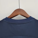 Camisa PSG Home I 2022/23 Nike Torcedor Masculina Azul, modelo tradicional com faixa central branca e detalhes vermelhos, design clássico do Paris Saint-Germain.”