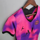 “Camisa PSG Fourth IV 2020/21 Jordan Torcedora Feminina Rosa, design moderno com detalhes pretos e logo Jumpman, estilo urbano e elegante do Paris Saint-Germain.”