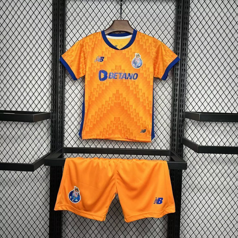 Kit Infantil FC Porto Away II 2024/25 New Balance completo com camisa, shorts e meias, oficial, com escudo do clube, cores azul e laranja, design moderno e confortável para crianças de 3 a 13 anos"
