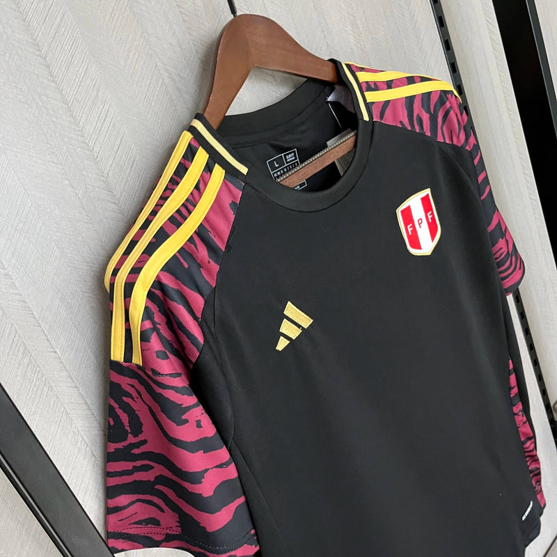Camisa Peru Away II 2024/25 Adidas masculina, preta, com escudo da seleção peruana no peito, detalhes clássicos e listras diagonais, tecido leve e respirável com tecnologia AEROREADY, ideal para treinos, jogos e torcer pelo time com estilo e conforto.”