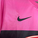 Camisa Juventus Away II 2011/12 Nike Retrô Masculina rosa, escudo da Juventus bordado no peito, gola redonda clássica e detalhes em preto e branco.