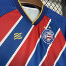 Kit Infantil Bahia Away (2) 2024/25 Esquadrão – uniforme completo com camisa branca de detalhes azuis e vermelhos, shorts e meião, tecido leve e confortável, ideal para pequenos torcedores do Tricolor de Aço."