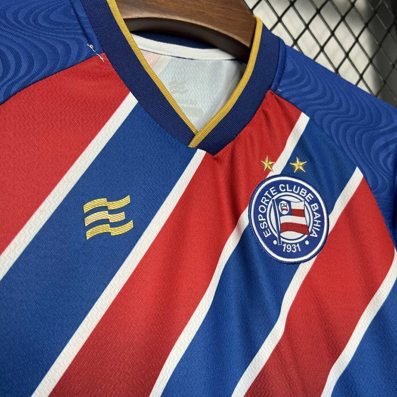 Kit Infantil Bahia Away (2) 2024/25 Esquadrão – uniforme completo com camisa branca de detalhes azuis e vermelhos, shorts e meião, tecido leve e confortável, ideal para pequenos torcedores do Tricolor de Aço."
