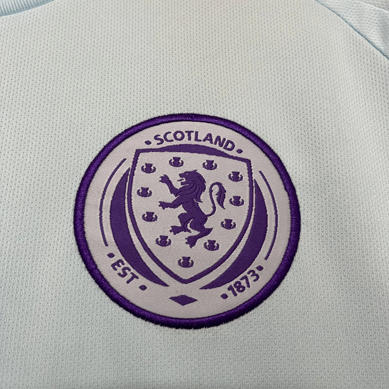 Camisa Escócia Away II 2024/25 Adidas masculina na cor azul, com detalhes em branco, gola em V, mangas curtas e design moderno pensado para torcedores, representando o estilo e a tradição da seleção escocesa"