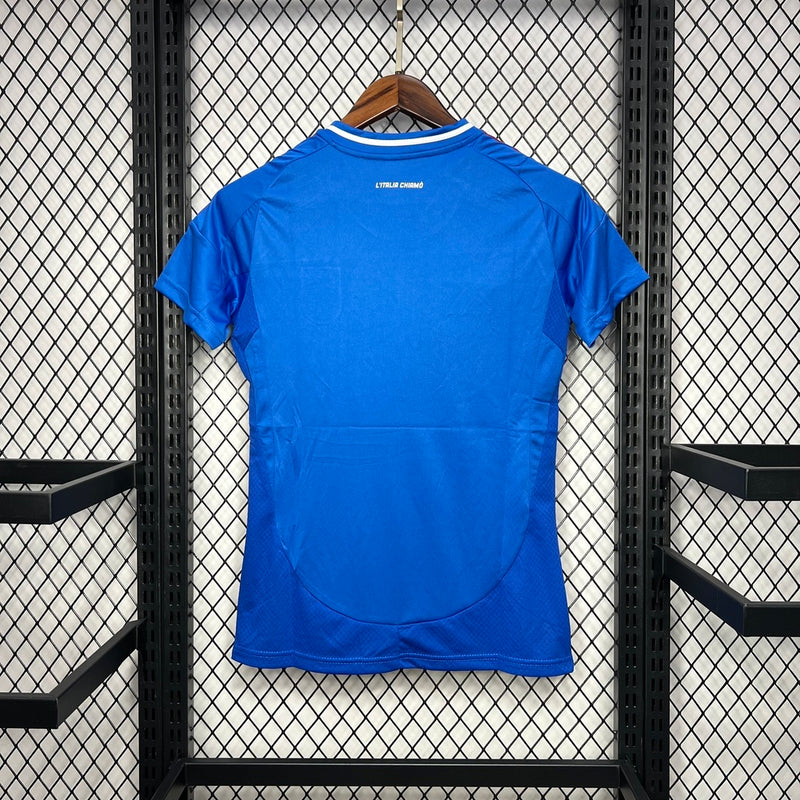 “Camisa Itália Home I 2024/25 Adidas Torcedora Feminina, azul, modelo ajustado ao corpo com escudo da seleção italiana e logo Adidas em destaque, feita em tecido leve e respirável, disponível nos tamanhos PP ao GG