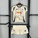 Kit Infantil New York Red Bulls Away II 2025/26 Adidas - Camisa bege e shorts combinando, escudo do clube em destaque, ideal para jovens torcedores