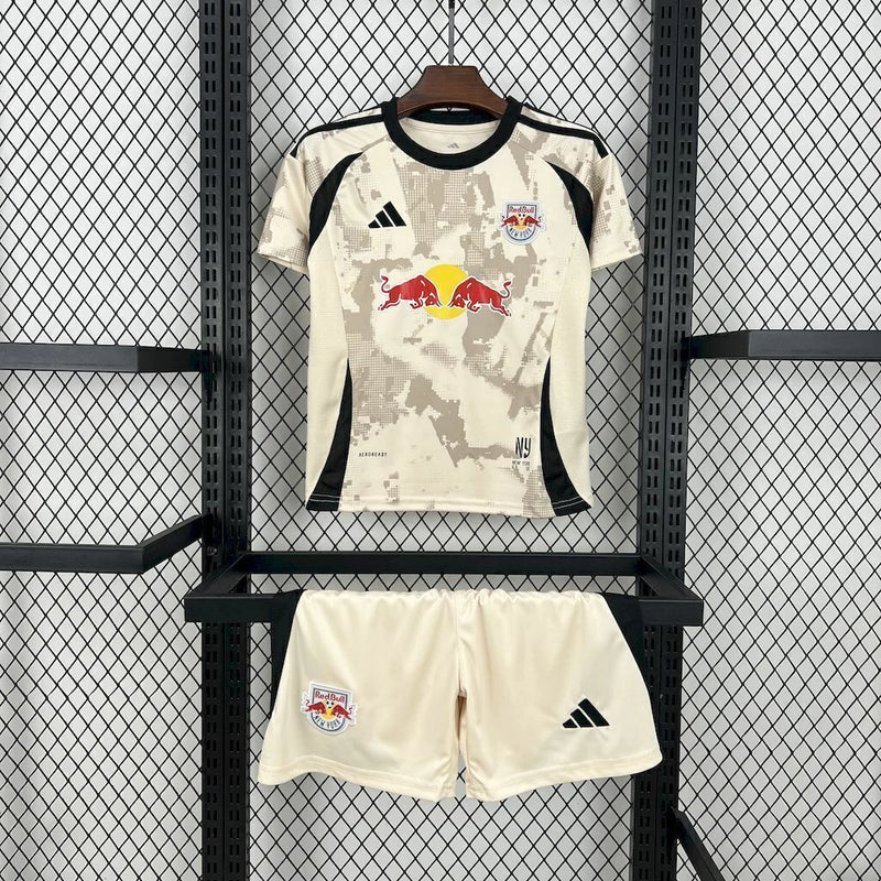 Kit Infantil New York Red Bulls Away II 2025/26 Adidas - Camisa bege e shorts combinando, escudo do clube em destaque, ideal para jovens torcedores