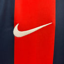 "Camisa San Lorenzo Home I 2024/25 Nike Torcedor Masculina azul com listras vermelhas, escudo estampado do clube argentino e design clássico azulgrana."