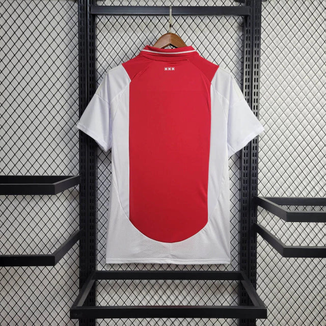 "Camisa Ajax Home (1) 2024/25 Adidas Torcedor Masculina oficial, branca com faixa vermelha central, escudo bordado e logo Adidas, versão torcedor da temporada 24/25."