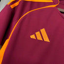 Camisa Roma Home I 2025/26 Adidas Torcedor Masculina grená, com detalhes em amarelo e laranja, escudo bordado da Roma, logo Adidas e tecido Climacool para máximo conforto.