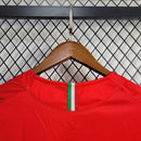 Camisa Juventus Away II 2005/06 Nike Retrô Masculina vermelha, escudo da Juventus bordado no peito, gola redonda clássica e detalhes em preto e branco.