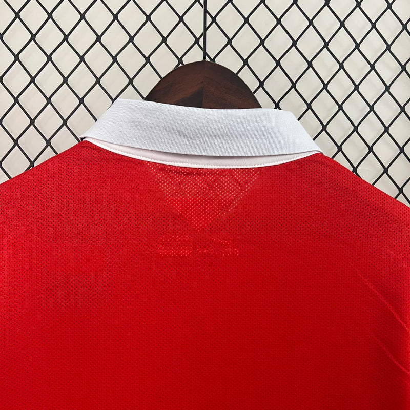 Camisa Chile Home II 2015/16 Nike retrô masculina vermelha com detalhes azuis e brancos, gola polo com botão e tecido leve respirável para torcedores e colecionadores