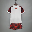 Kit Infantil Flamengo Away 2023/24 Adidas, camisa branca com detalhes em vermelho e preto, shorts e meias combinando, uniforme oficial para torcedores mirins do Mengão."