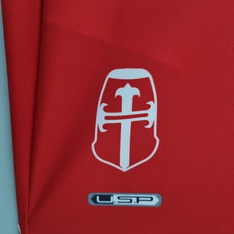 Camisa Retrô Universidad Católica Away II 2009/10 Puma Masculina vermelha, uniforme alternativo do futebol chileno com escudo da Católica no peito, estilo clássico retrô, ideal para colecionadores e torcedores.
