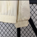 Detalhe da camisa Nike Corinthians 110 Anos 2023 bege com escudo do clube e tecido tecnológico.