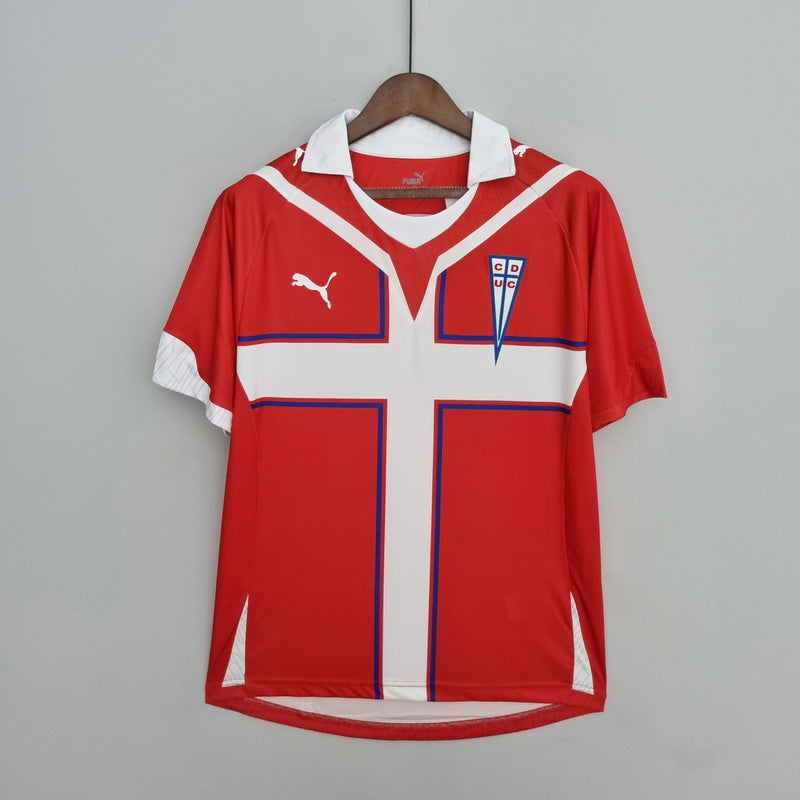 Camisa Retrô Universidad Católica Away II 2009/10 Puma Masculina vermelha, uniforme alternativo do futebol chileno com escudo da Católica no peito, estilo clássico retrô, ideal para colecionadores e torcedores.