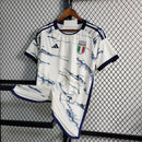 Camisa Itália Away II 2023/24 Adidas Torcedor masculina, off white, com escudo da seleção italiana no peito e três listras Adidas nos ombros, feita em tecido leve e respirável, modelo com caimento torcedor mais solto e confortável, ideal para torcer com estilo e autenticidade.”