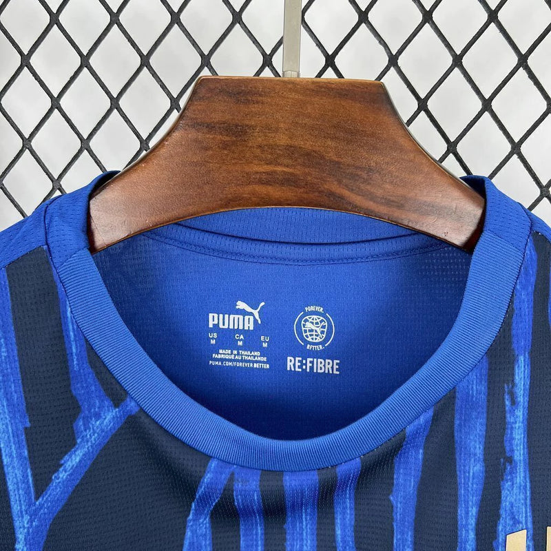 Camisa Al-Hilal Home I 2025/26 Puma Torcedor Masculina azul, uniforme oficial do clube saudita Al-Hilal, design moderno com tecnologia Puma DryCell, confortável e respirável, ideal para torcedores, colecionadores e fãs de futebol asiático