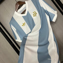 Camisa Argentina "Edição Aniversário" 2024/25 Adidas Torcedor Masculina azul celeste com detalhes brancos, tecido leve e respirável, corte masculino – ideal para torcer, colecionar e uso casual.