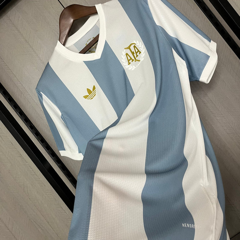Camisa Argentina "Edição Aniversário" 2024/25 Adidas Torcedor Masculina azul celeste com detalhes brancos, tecido leve e respirável, corte masculino – ideal para torcer, colecionar e uso casual.