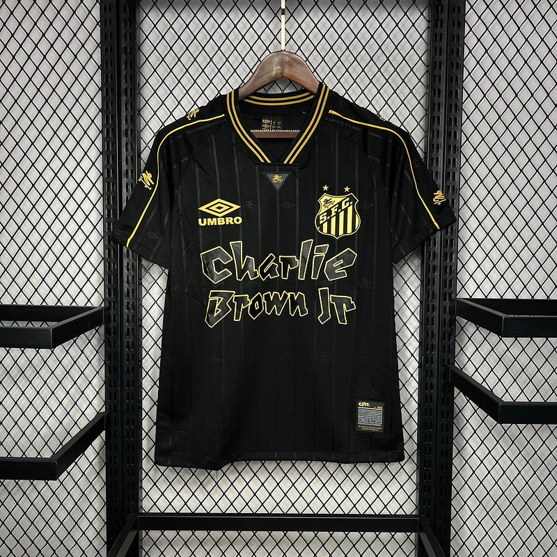 Camisa Santos x Charlie Brown Jr 2024/25 Umbro Torcedor Masculina frente completa, uniforme branco com detalhes da parceria