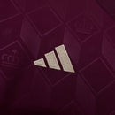 Camisa Bélgica Home I 2024/25 Adidas masculina, vinho, com escudo da seleção belga no peito, detalhes modernos e as três listras Adidas nos ombros, tecido leve e respirável com tecnologia AEROREADY, ideal para jogos, treinos e torcer com estilo e conforto.”
