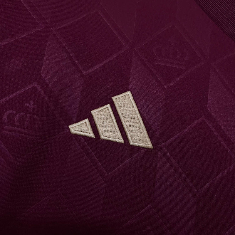 Camisa Bélgica Home I 2024/25 Adidas masculina, vinho, com escudo da seleção belga no peito, detalhes modernos e as três listras Adidas nos ombros, tecido leve e respirável com tecnologia AEROREADY, ideal para jogos, treinos e torcer com estilo e conforto.”